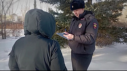Несколько жителей Алтайского края попались на удочку мошенников, покупая в интернете новогодние подарки