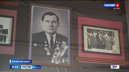 На входе в школу №2 райцентра Алтайское установили памятную доску фронтовику Ивану Яркину