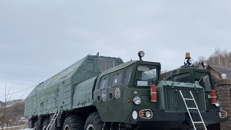 Житель Змеиногорска превратил военный тягач «Ураган» в гостиницу и приглашает туда туристов