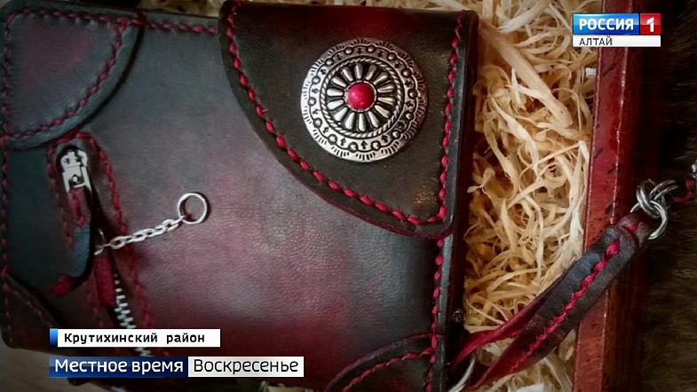 Умелец из Алтайского края прославился своими авторскими изделиями из кожи